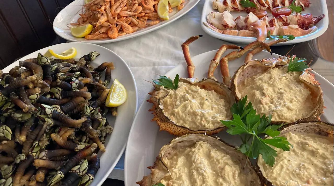 Travessa de mariscada com camarão, percebes e santola recheada