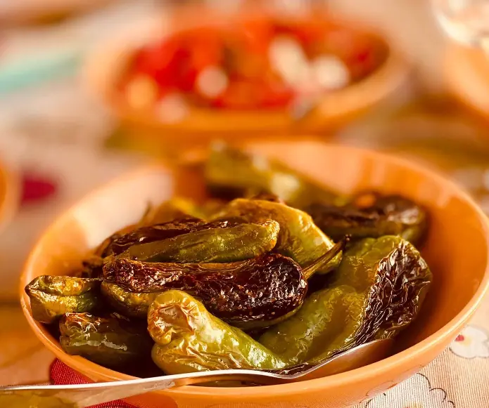 Tigela de pimentos de Padrón salteados e tostados