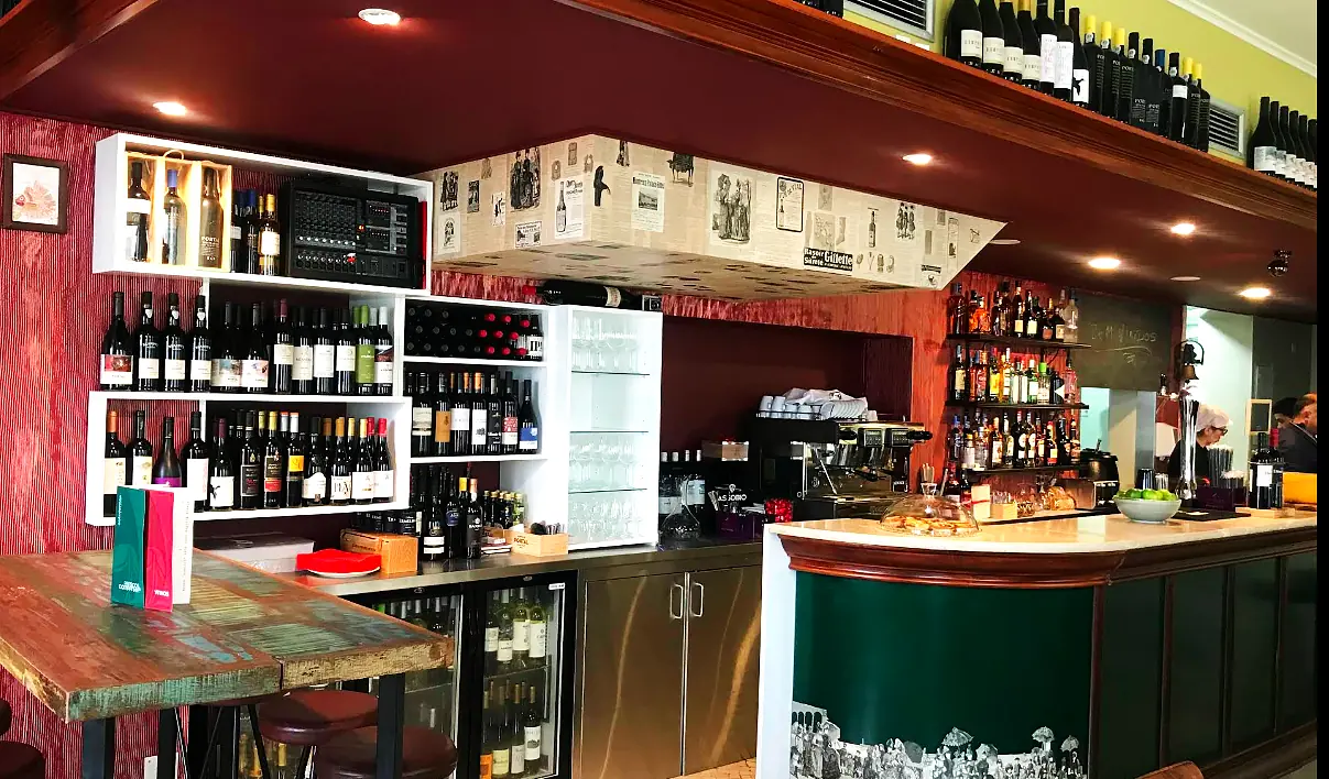 Balcão do Cataventos com a garrafeira de vinhos e a bancada de madeira